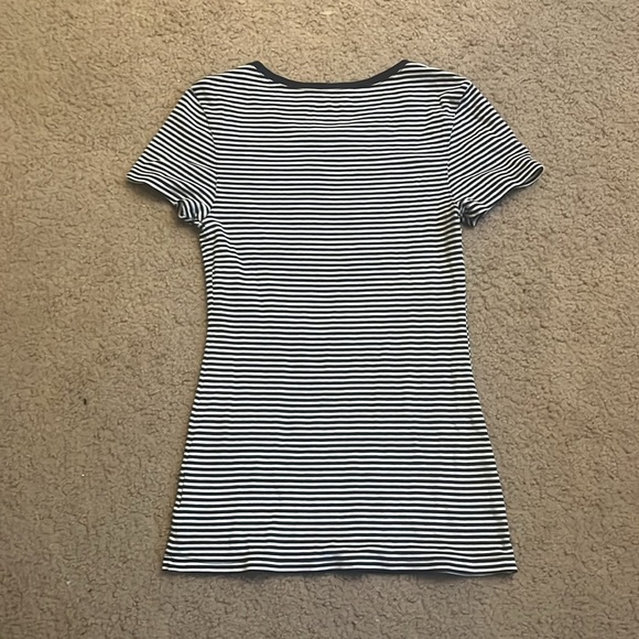 Old navy tee - Picture 2 of 3